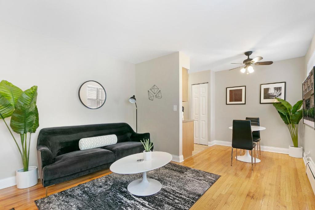 Studio in the Heart of Lakeview Bustling Location