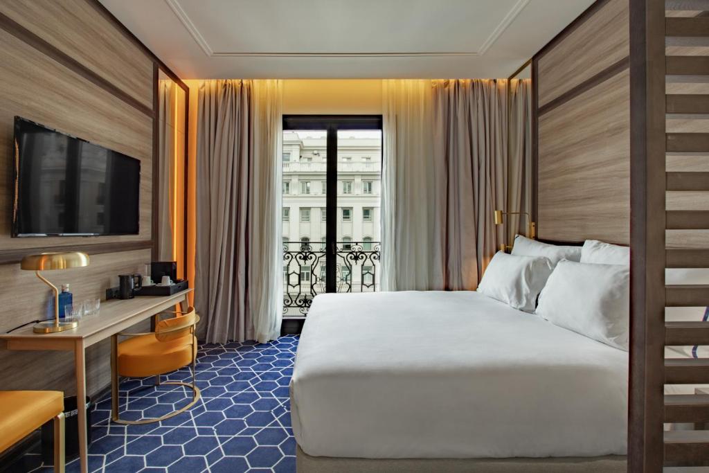 A carpeted room at the Pestant CR7 Gran Via Madrid.