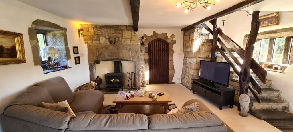 Greave farmhouse 3-Bed Cottage in Todmorden