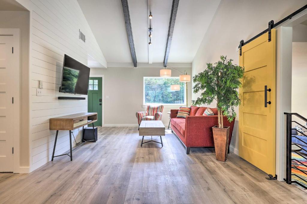 Modern and Colorful Buda Home Near Dtwn Austin!