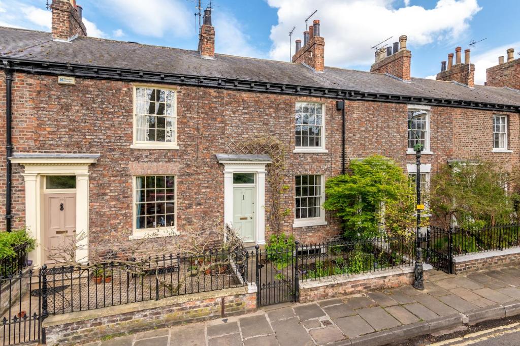 Pass the Keys Elegant Grade 2 Listed House Overlooking City Wall