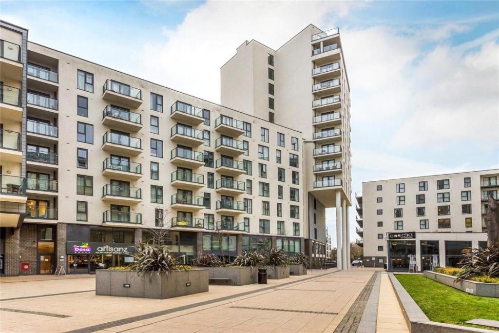 Woking Stylish and Modern 2 bedroom Apartment