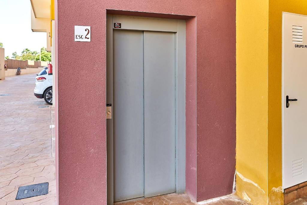 304165275