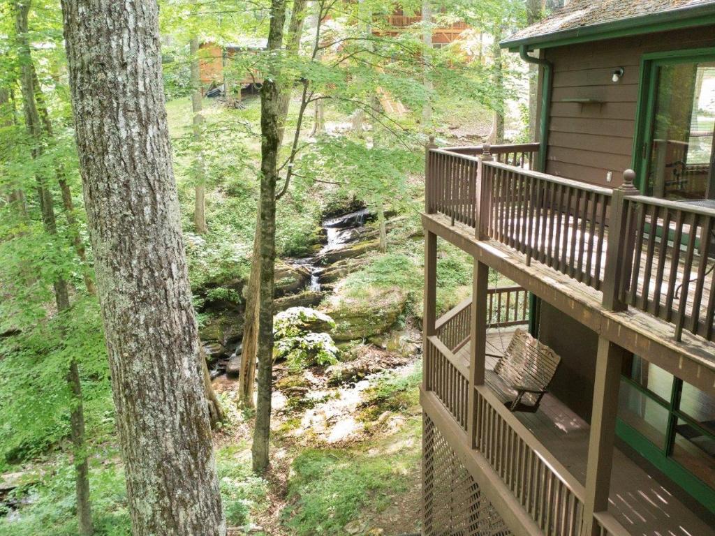 Creekside Falls Cabin - 3 bedroom /3 bathroom /2 family rooms / hot tub / wifi