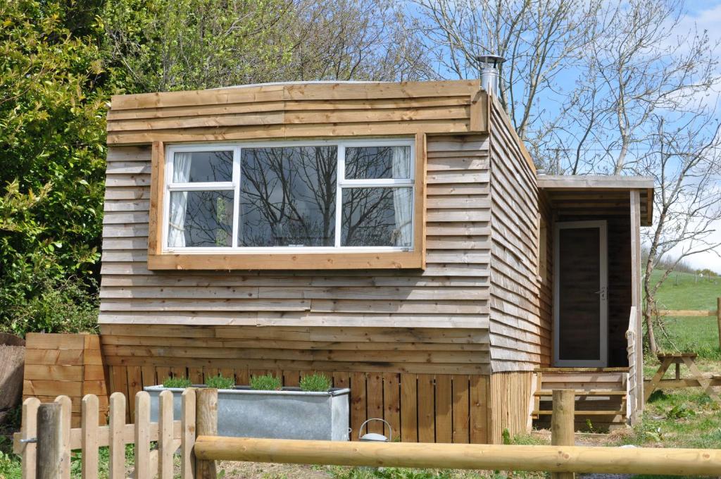 Cosy and rural Lodge at Goldhill Glamping UK