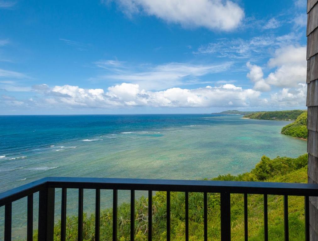 Sealodge E8-oceanfront views near secluded beach, with wifi and pool