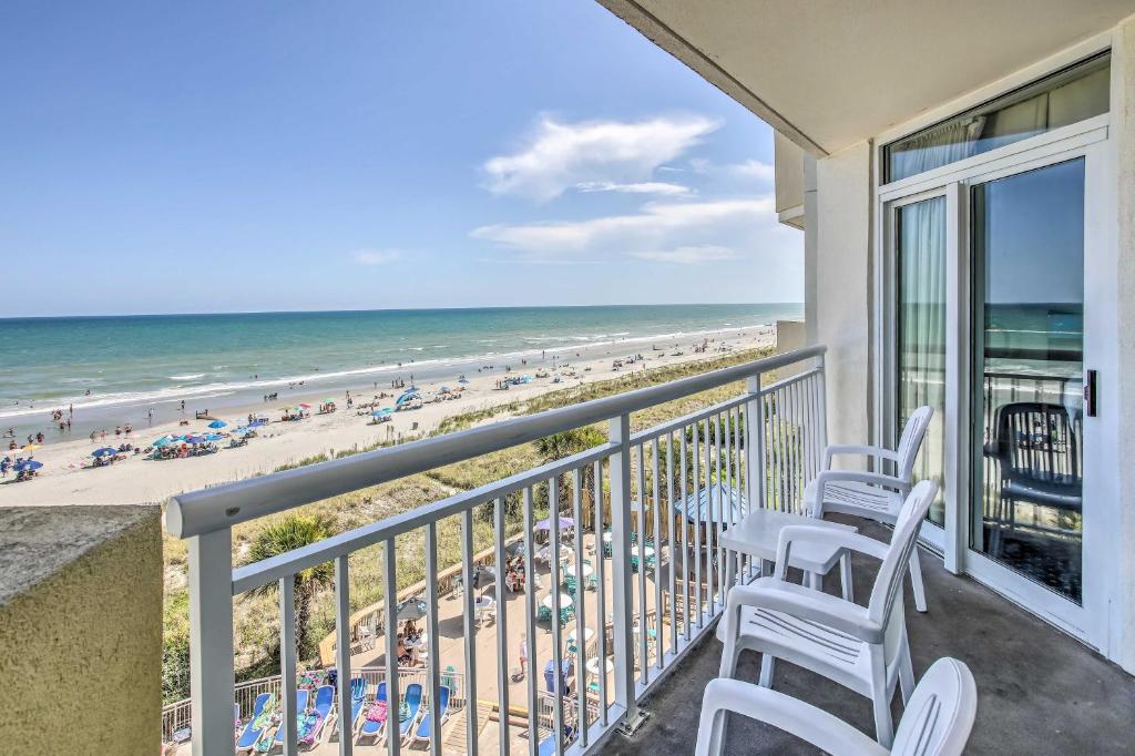 Bay Watch Condo with Oceanfront Balcony and Beach View