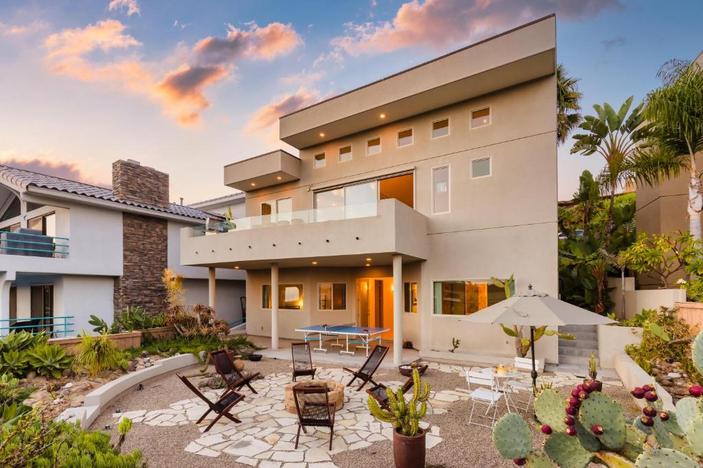 Seascape - Spacious Contemporary Oasis in Del Mar w Deck Views & Fire Pit