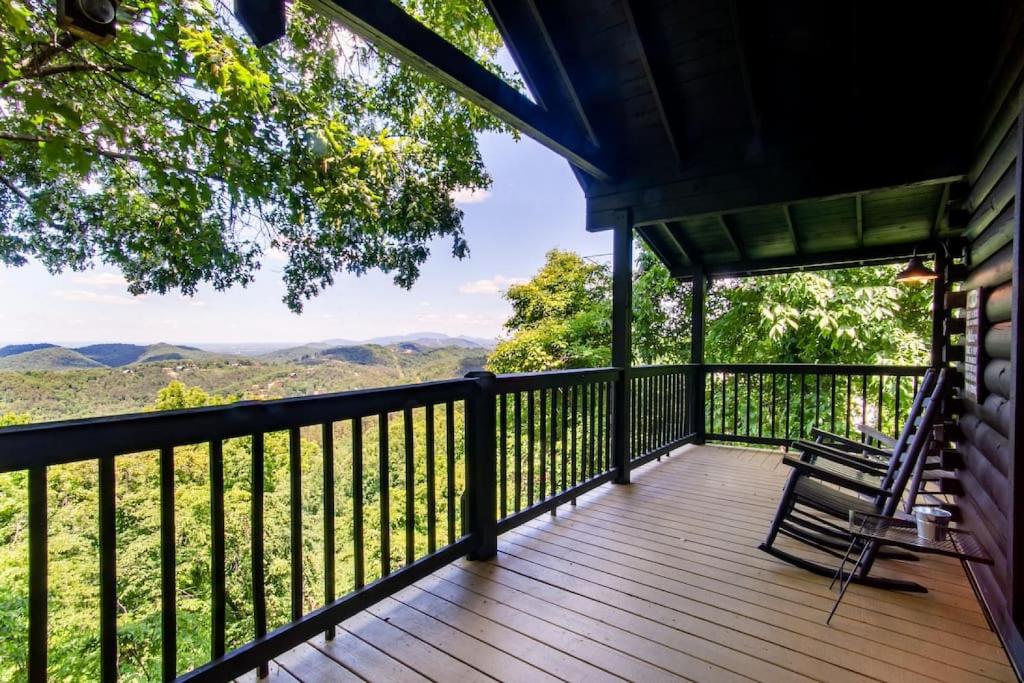 Little Cove Lookout with Views, Hot Tub, and Game Room