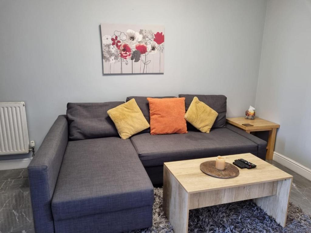 Your own Studio flat with everything you need! Fully equipped kitchen, free coffee and tea, own entrance, private parking, smart tv with Netflix, Sofa bed, your own shower and toilet - all newly renovated!