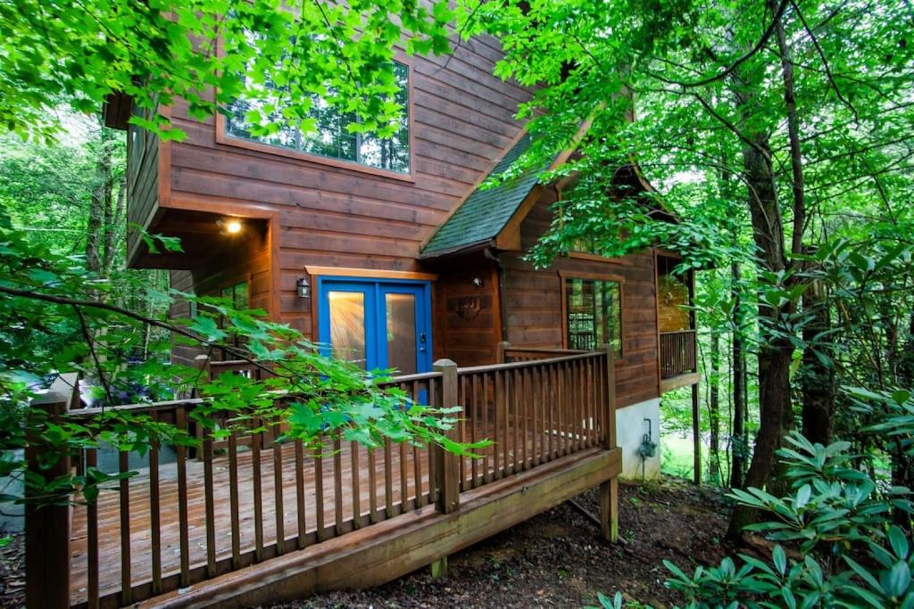 Whitetail Cabin- 360 forest views with hot tub