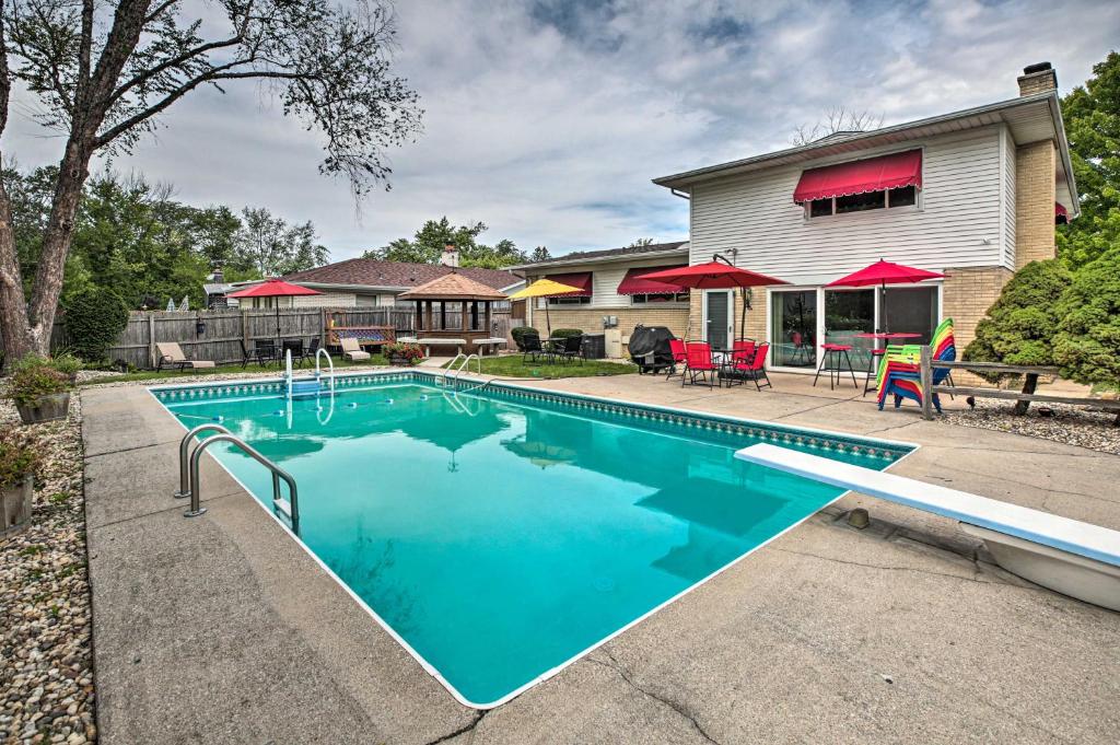 Spacious Family Glenwood Estates Home with Pool!