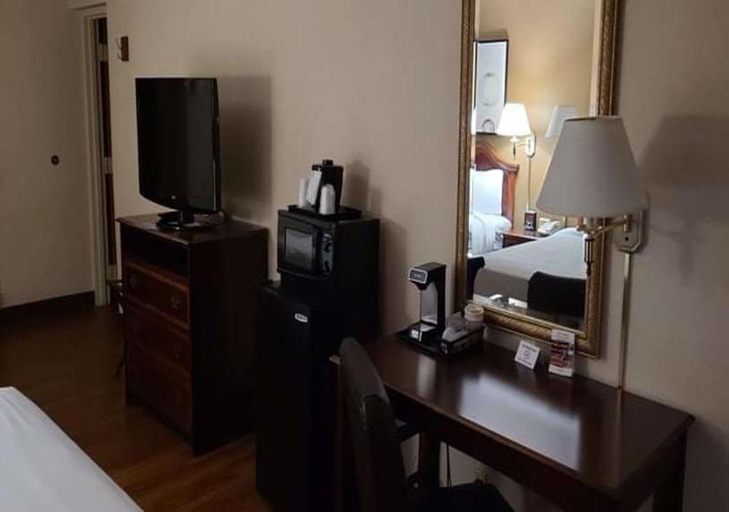 A room at the Auburn Place Hotel & Suites Cape Girardeau.