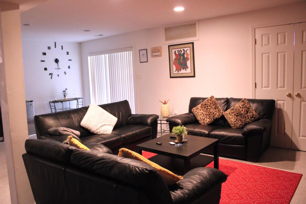 Spacious private 2BR & living area w/ patio for 6