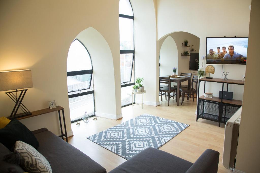 Central Penthouse in Converted Church - Free parking - Free WiFi