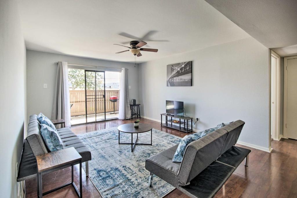 Houston Condo with Grill about 1 Mile to NRG Stadium!
