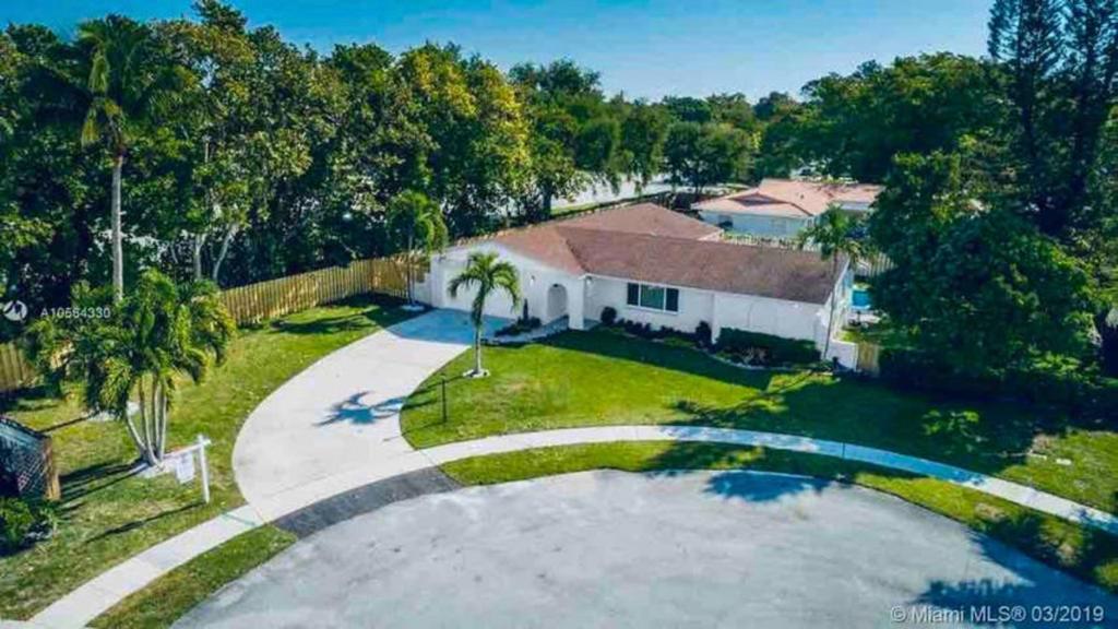 Pool Home for Large Groups close to Las Olas and FLL Airport