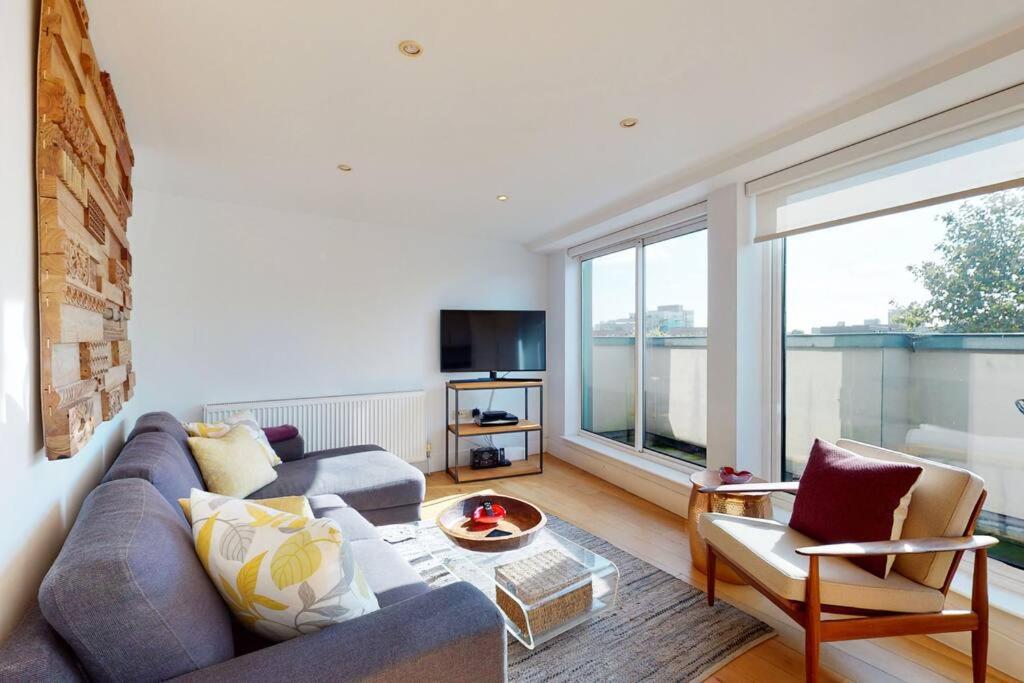 Sunny and quiet 2 bed Penthouse flat in Haggerston