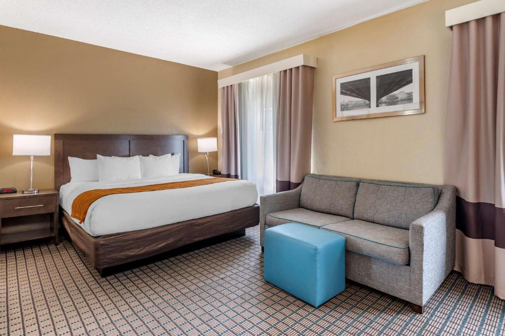 31 Dreamy Hotels Near University of Cincinnati 54 Comfort Inn & Suites image