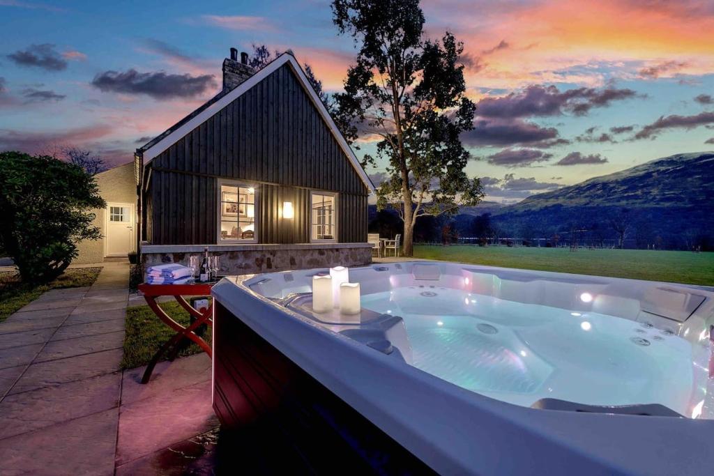 Dalveich Cottage w hot tub & stunning views
