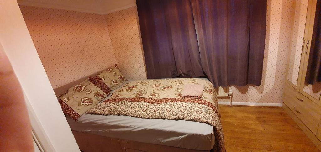 2 bedroom house - private room to stay with free parking