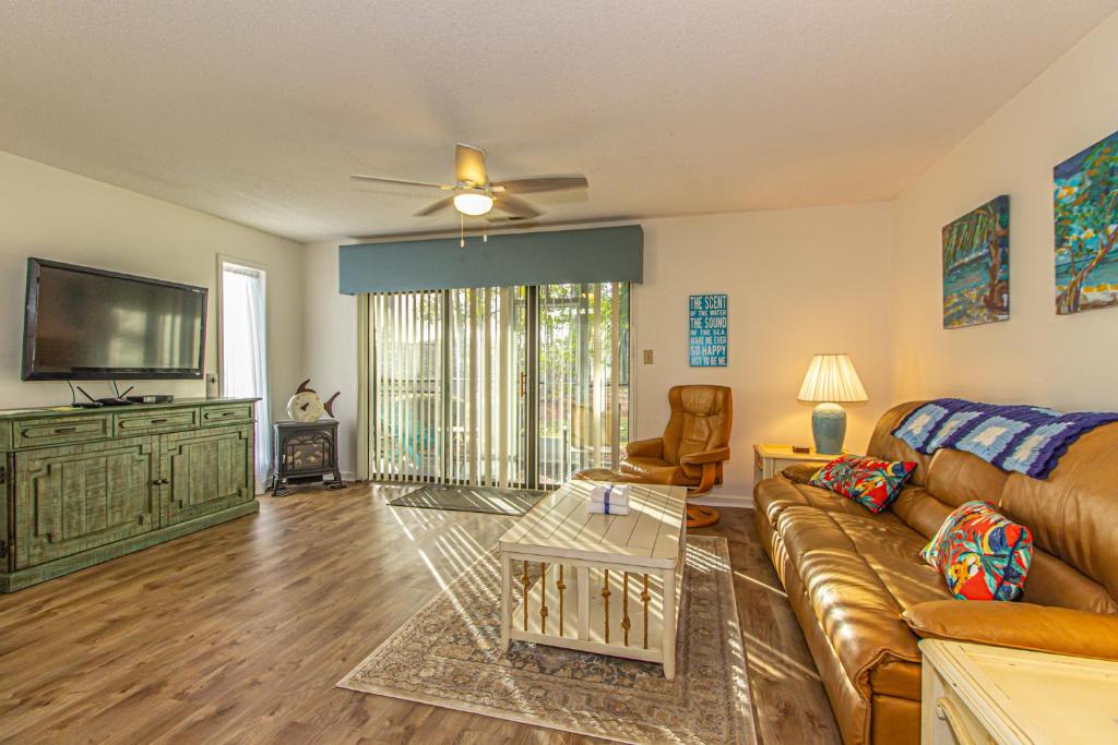 2 Bed 2 Bath Ground Level Golf Colony at Plantation 33I Only 2 Miles To The Beach