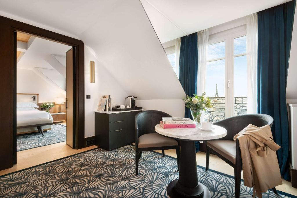 Как Выбрать Лучший Отель В Париже : Гостиничный номер с видом на Эйфелеву башню в Париже
