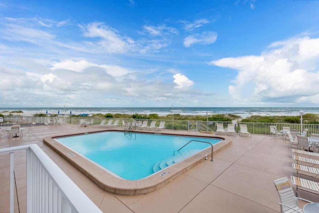 Direct Gulf front unit with gorgeous beach views has been recently renovated TT203