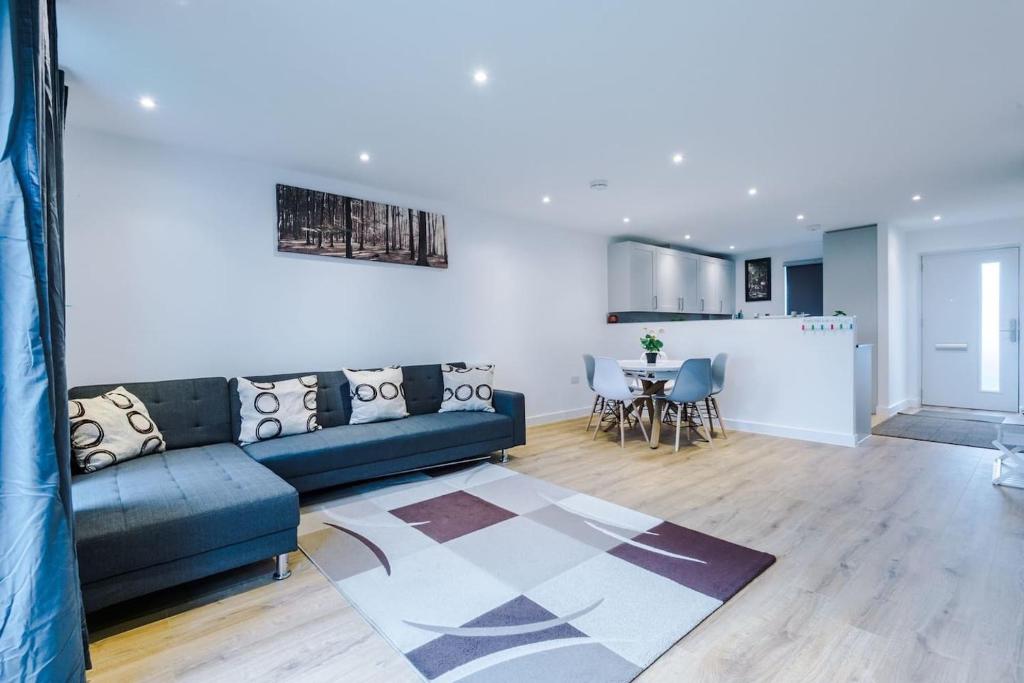 Immaculate 3-Bed House in Salford