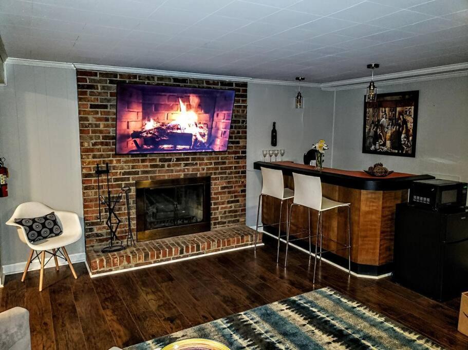 Lovely One-Bedroom Apartment with Fireplace