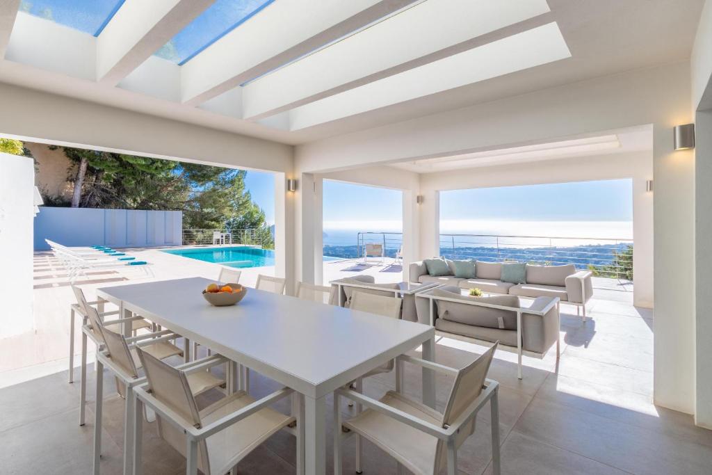 Luxury villa with stunning sea view 5