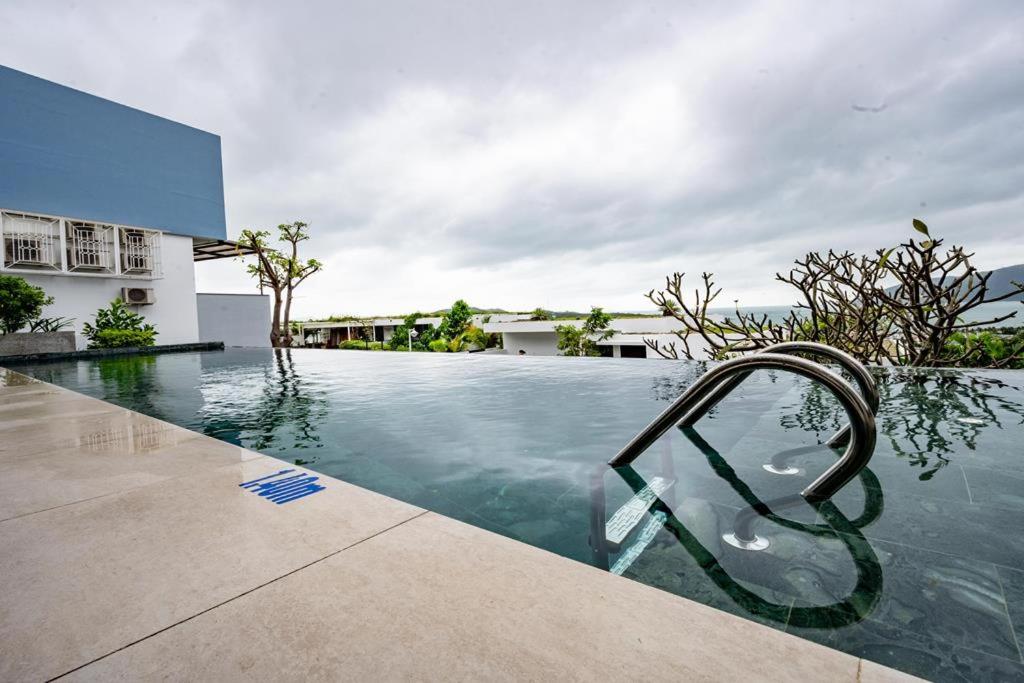 THE BEACHFRONT OCEAN VIEW VILLA NHA TRANG