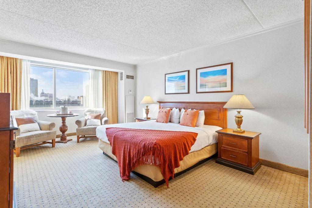 Renovated Beachfront Suite CozySuites at Showboat