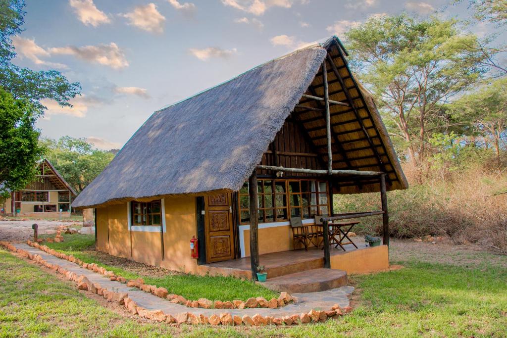 30 Dreamy Zambia Lodge Hotels 57 Pioneer Camp image