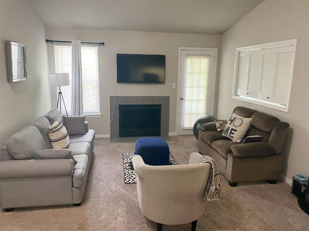 Entire Cozy Nest Minutes From Dulles Airport