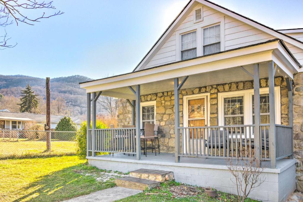 Lovely Swannanoa Abode with Black Mountain View