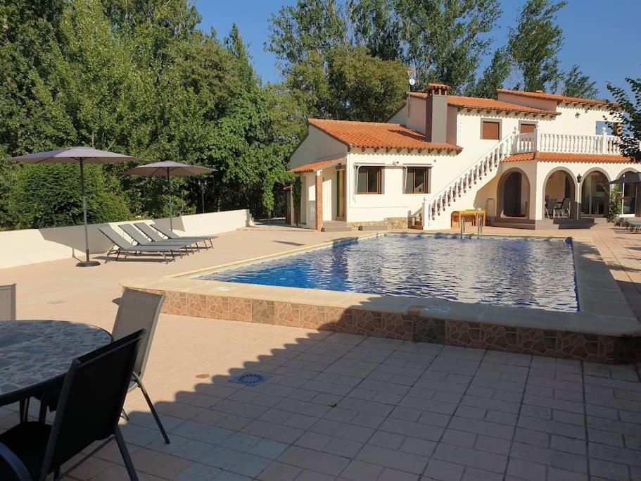 Vakantievilla met groot zwembad heeft 4 slaapkamers en is geschikt voor 8 personen, ideaal voor 1 of 2 gezinnen. Ayora ligt in 1 van de mooiste vallei van spanje Het huis grenst aan prachtig natuurgebied 29