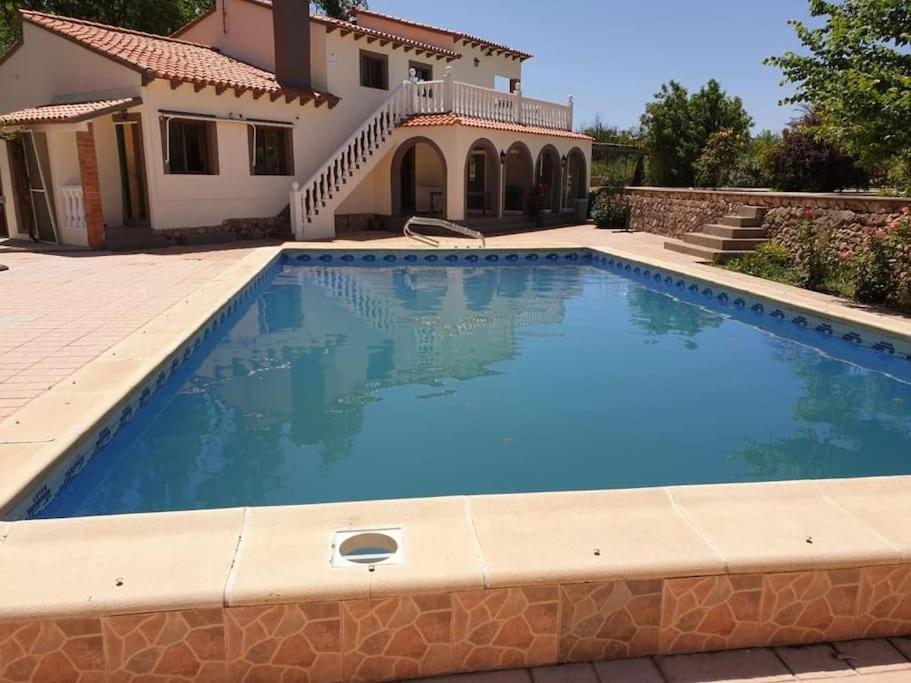 Vakantievilla met groot zwembad heeft 4 slaapkamers en is geschikt voor 8 personen, ideaal voor 1 of 2 gezinnen. Ayora ligt in 1 van de mooiste vallei van spanje Het huis grenst aan prachtig natuurgebied 25