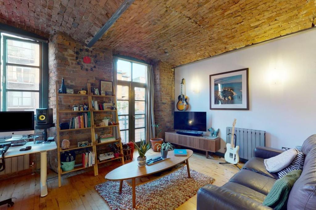 Very well presented and spacious two bedroom apartment in a Grade 2 listed