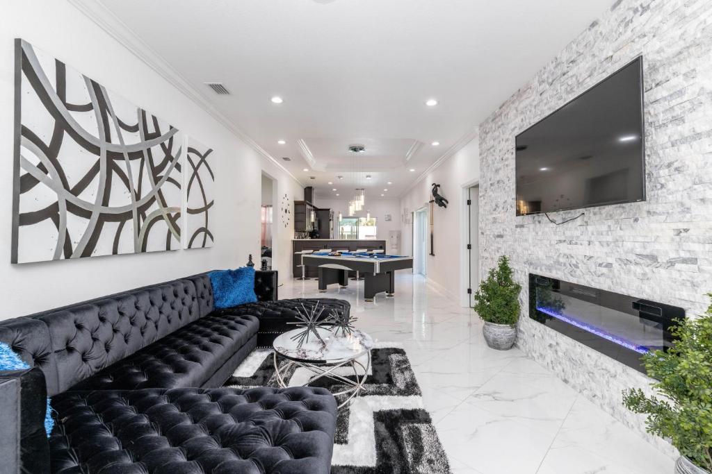 Mohr Loop · Designer Themed Home with Pool