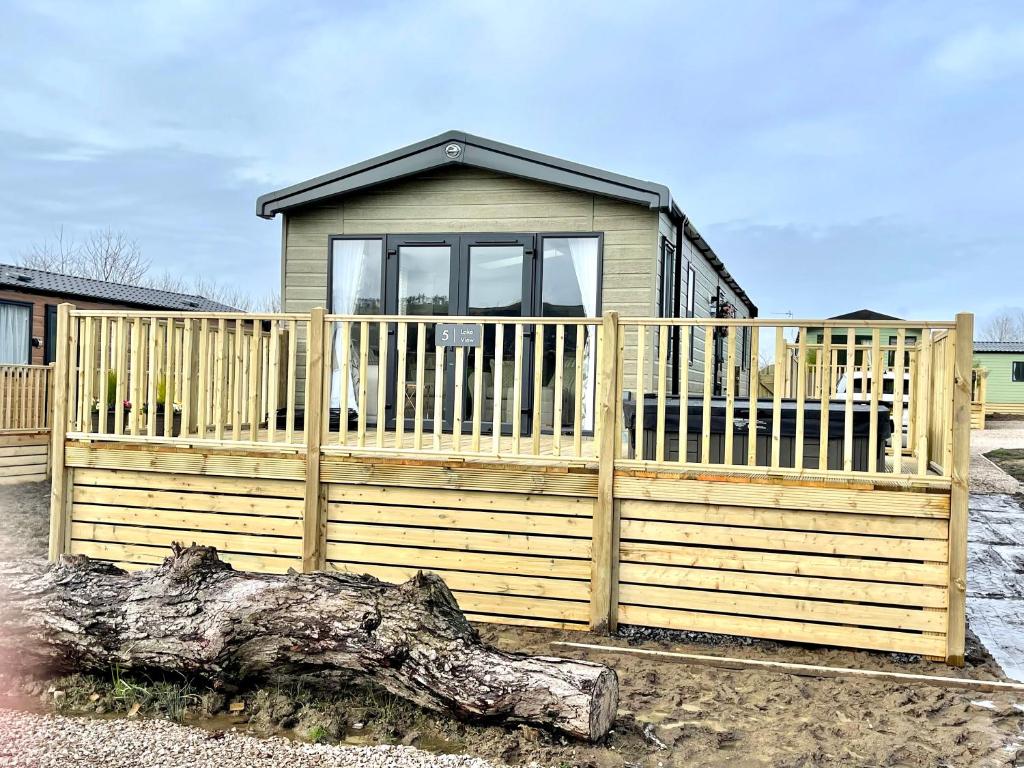 Brand New 2022 Stunning 2-Bed Lodge with hot tub