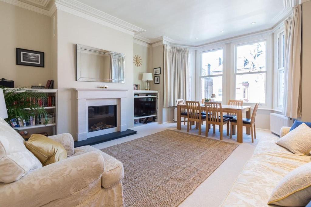 Homely 2 Bedroom Victorian Apartment in Hampstead
