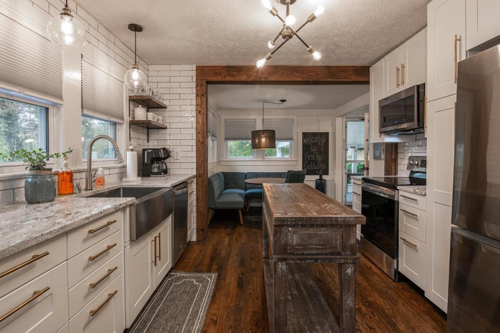 Renovated Cottage with Hot Tub 15 minutes to Downtown Asheville