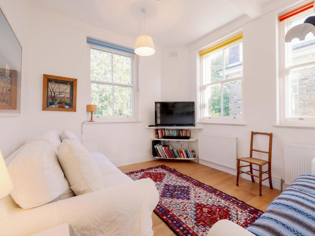 Pass the Keys Cosy, bright and spacious 1-bed with huge balcony
