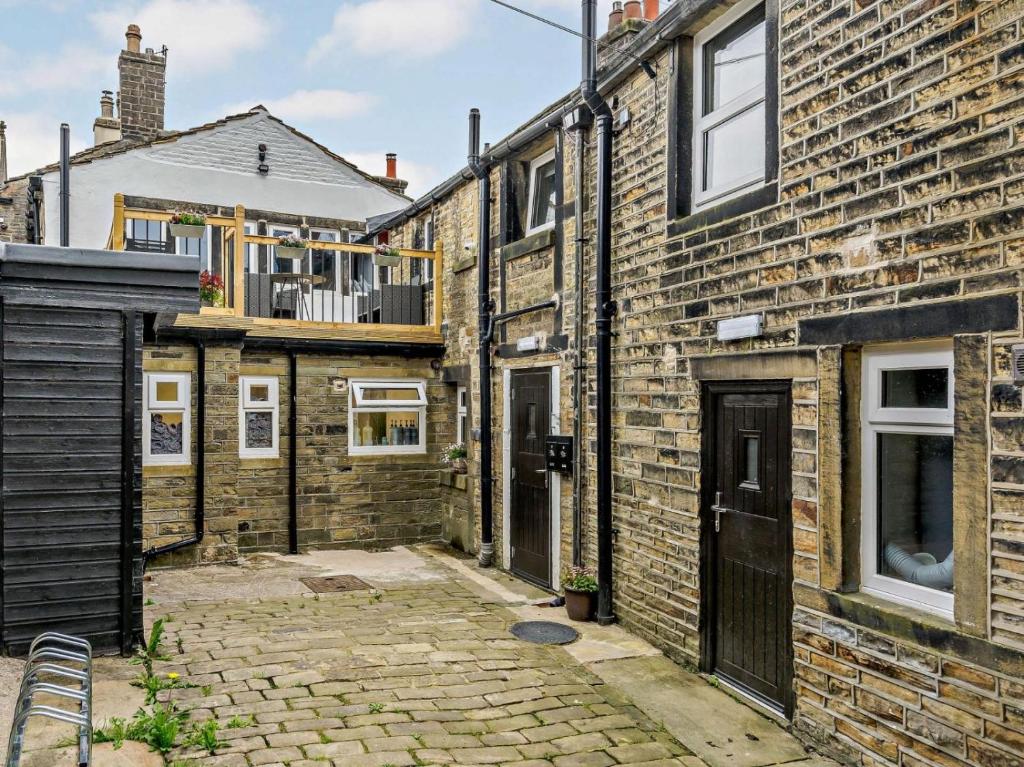 Pule Hill Ideally located in the centre of Marsden