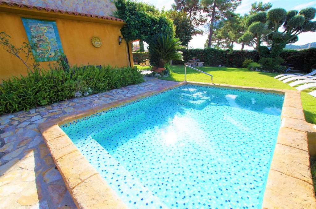 V&V LLORET- Villa ELSA con 2 piscinas, barbacoa y gran jardín con césped natural Sólo familias, no se aceptan grupos de jóvenes! 2