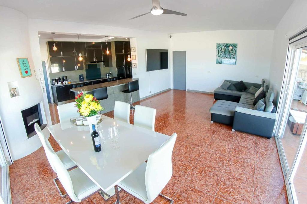 Luxury Villa Casa Blanca by Tenerife Rental and Sales 12