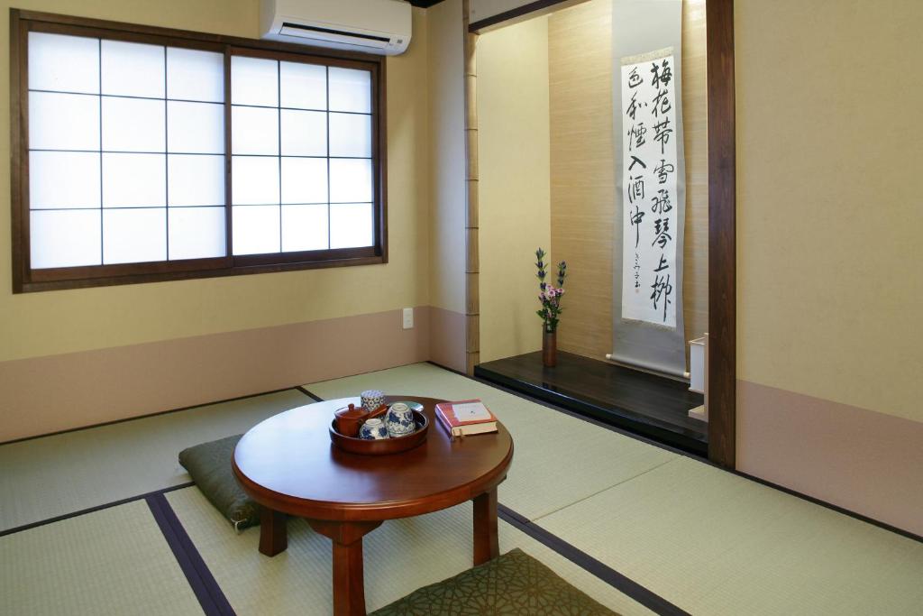 1 căn phòng 9m2 trong Ryokan có giá 1 củ/ đêm ^^. Khét lẹt thật sự- Khách sạn Nhật Bản