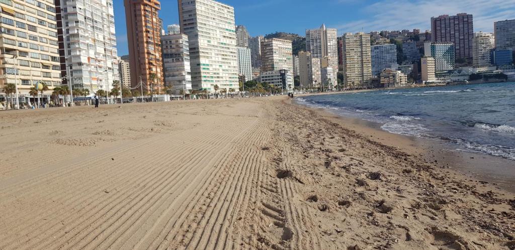 1ª Linea Playa Benidorm con Aire acon, 2 hab y sofá cama, hasta 6 pers, Apt El Pato con Parking