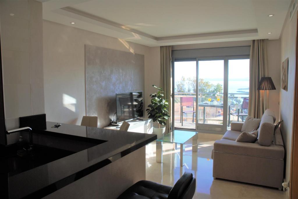 (NEW 2022) BAY VIEW LUXURY APARTMENT WITH SEA VIEWS, OPEN TERRACE & POOL 4